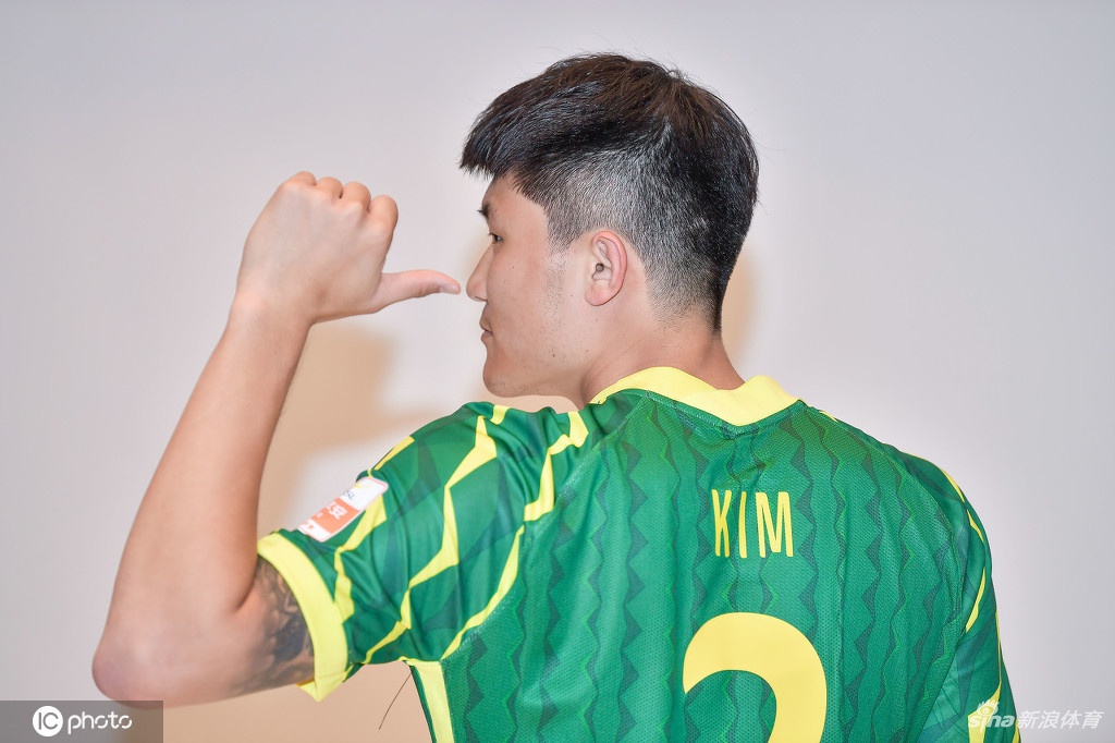 北京国安拍摄新赛季写真花絮 张玉宁李可引领众将