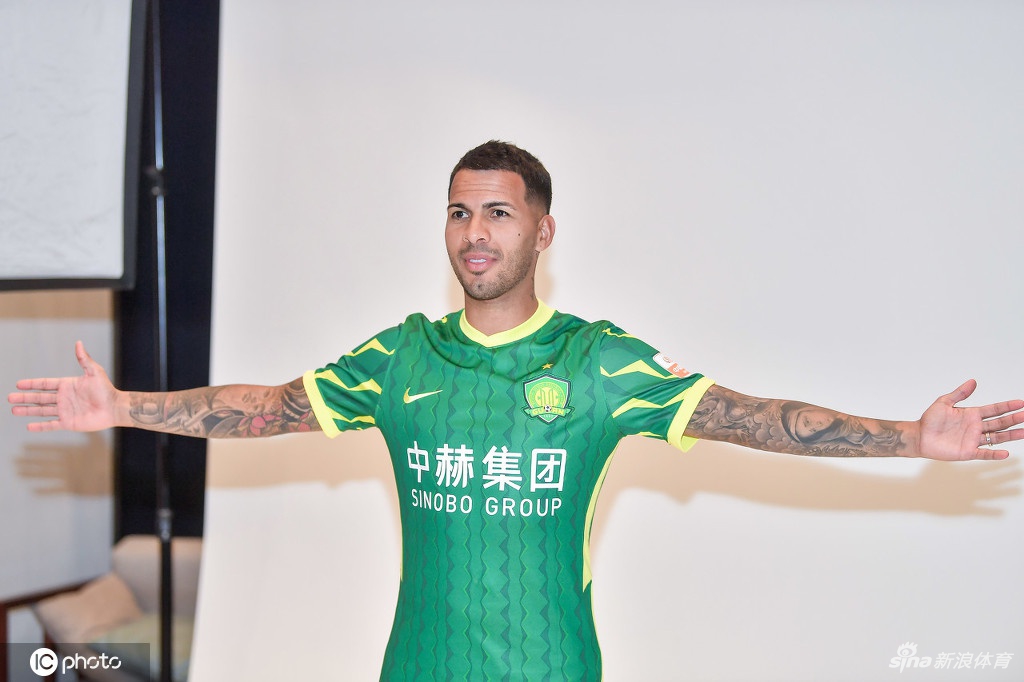 北京国安拍摄新赛季写真花絮 张玉宁李可引领众将