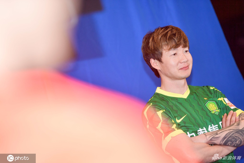 北京国安拍摄新赛季写真花絮 张玉宁李可引领众将