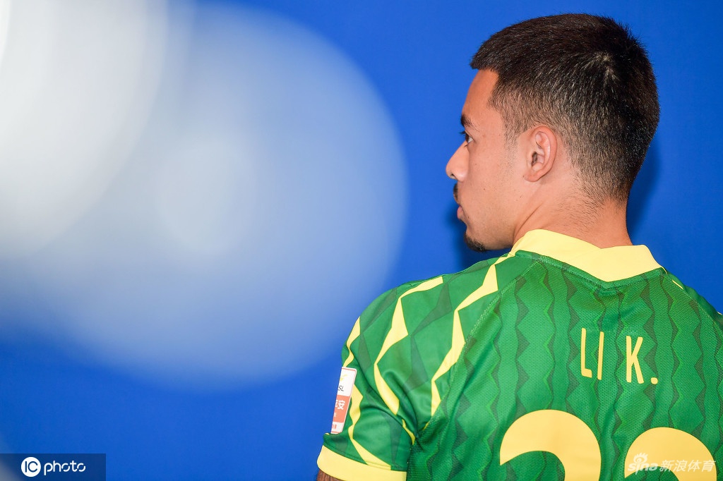 北京国安拍摄新赛季写真花絮 张玉宁李可引领众将