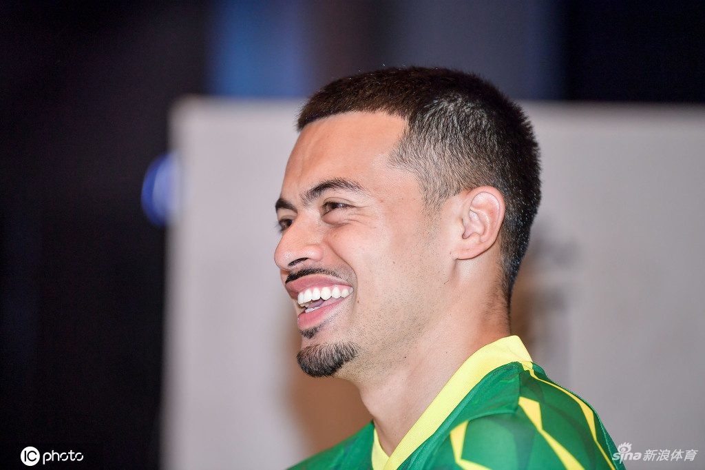 北京国安拍摄新赛季写真花絮 张玉宁李可引领众将