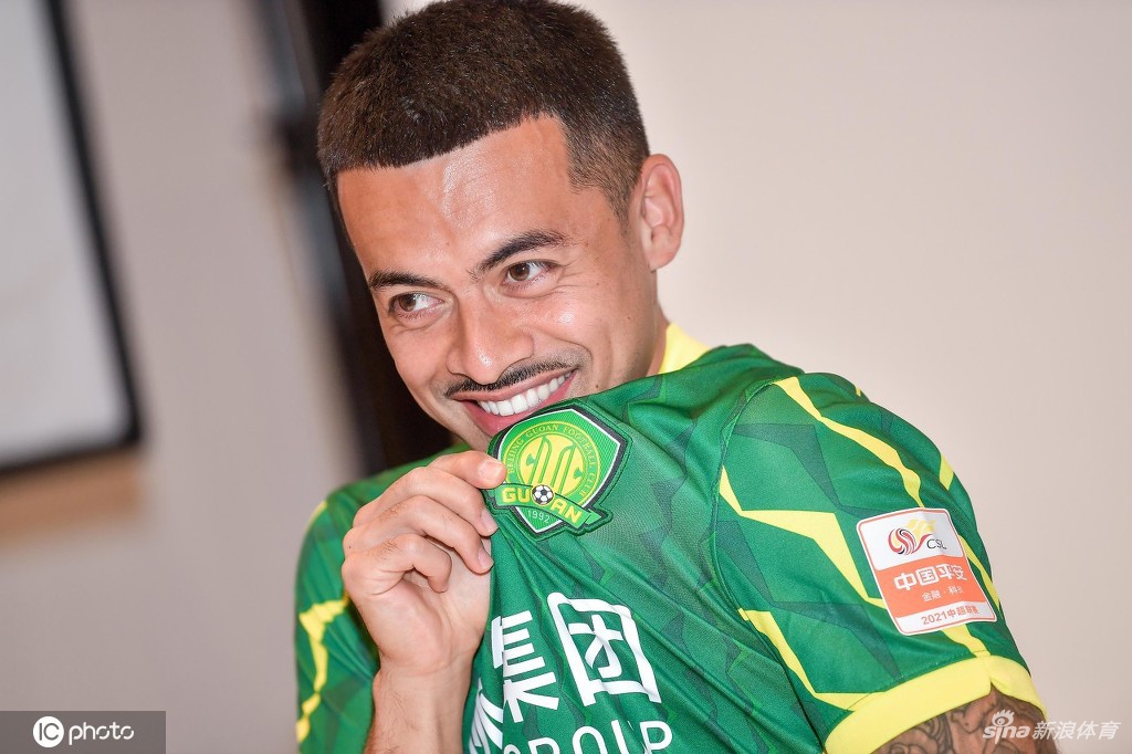 北京国安拍摄新赛季写真花絮 张玉宁李可引领众将