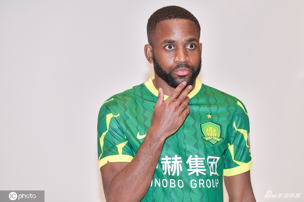 北京国安拍摄新赛季写真花絮 张玉宁李可引领众将