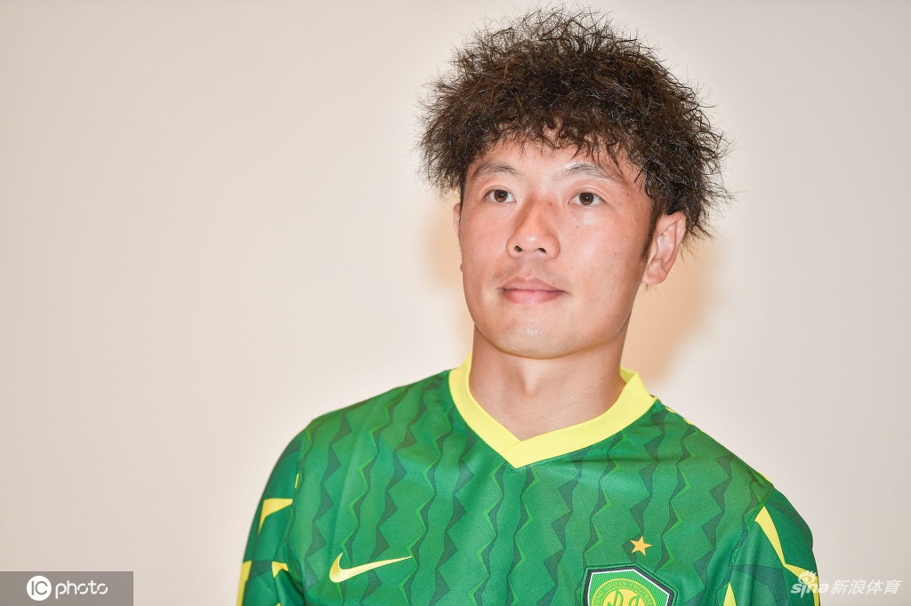 北京国安拍摄新赛季写真花絮 张玉宁李可引领众将