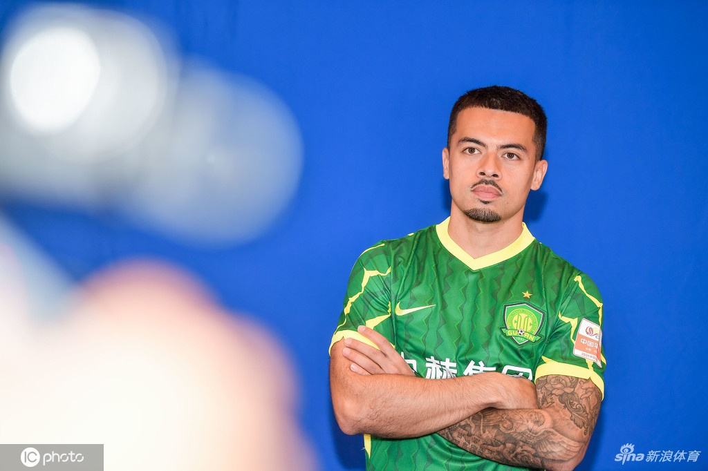 北京国安拍摄新赛季写真花絮 张玉宁李可引领众将