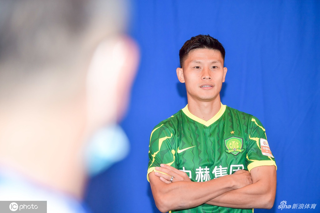 北京国安拍摄新赛季写真花絮 张玉宁李可引领众将