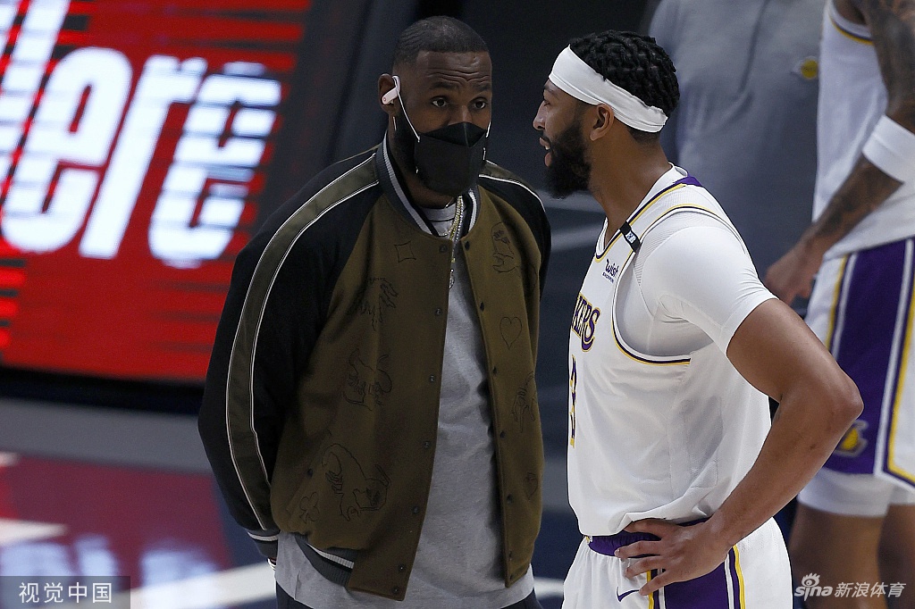 [NBA]湖人93-108独行侠 詹姆斯坐看输球脸色差