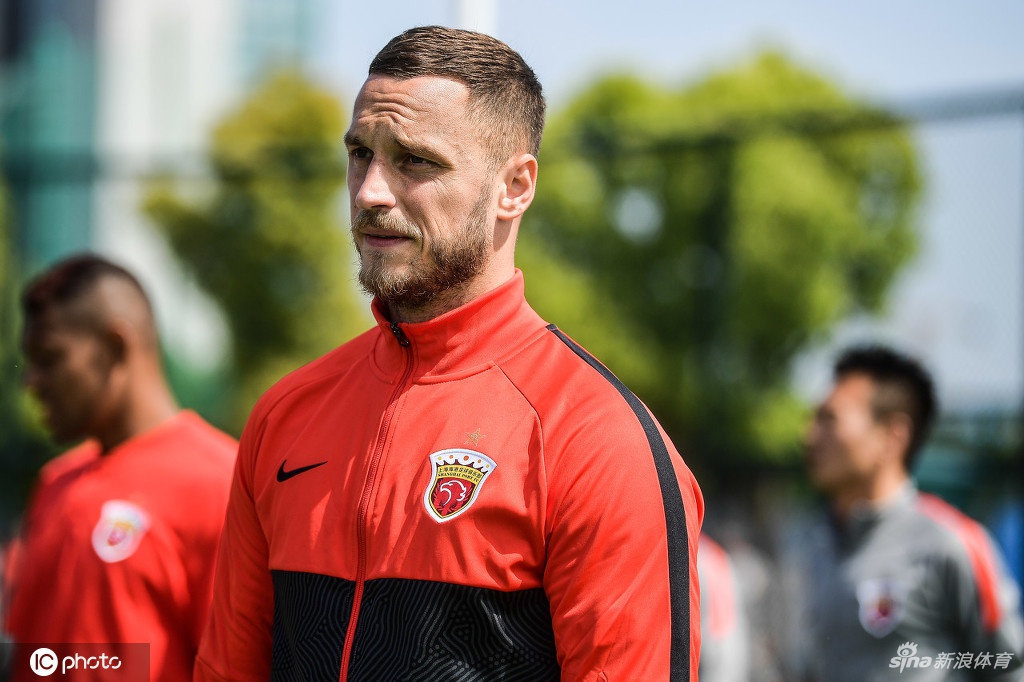 上海海港队拍摄中超新赛季全家福