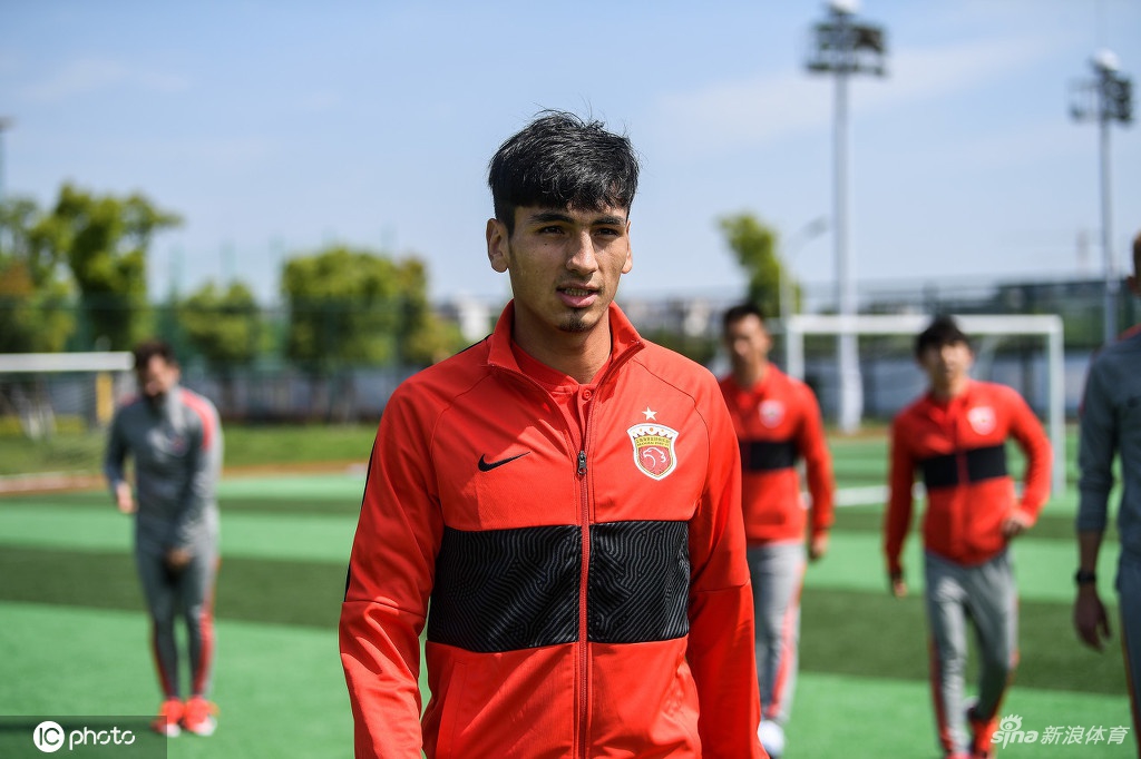 上海海港队拍摄中超新赛季全家福