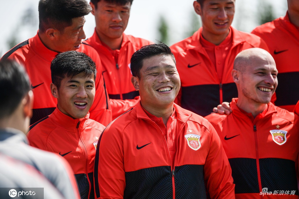 上海海港队拍摄中超新赛季全家福