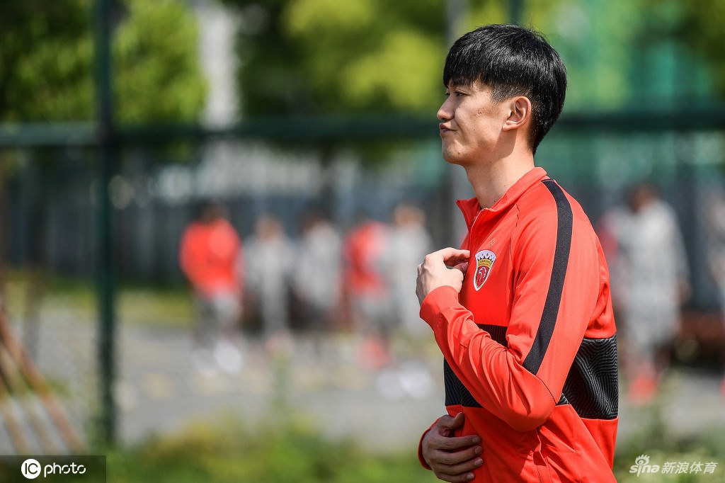 上海海港队拍摄中超新赛季全家福