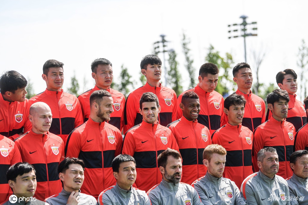 上海海港队拍摄中超新赛季全家福