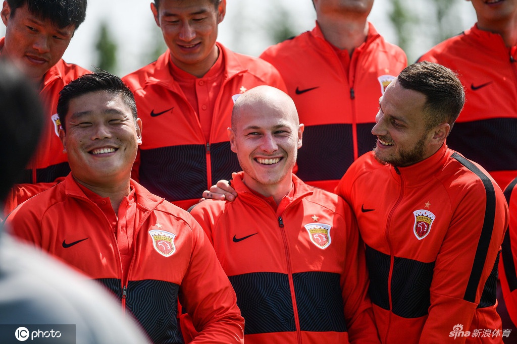 上海海港队拍摄中超新赛季全家福