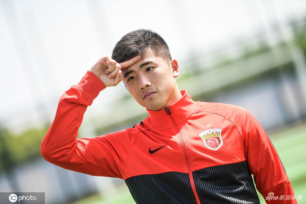 上海海港队拍摄中超新赛季全家福