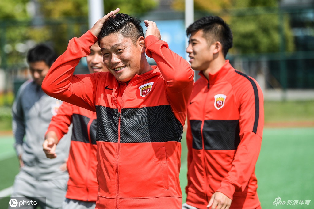 上海海港队拍摄中超新赛季全家福