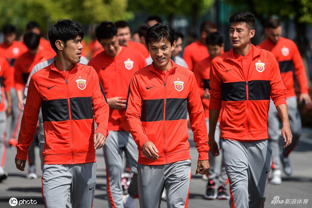 上海海港队拍摄中超新赛季全家福