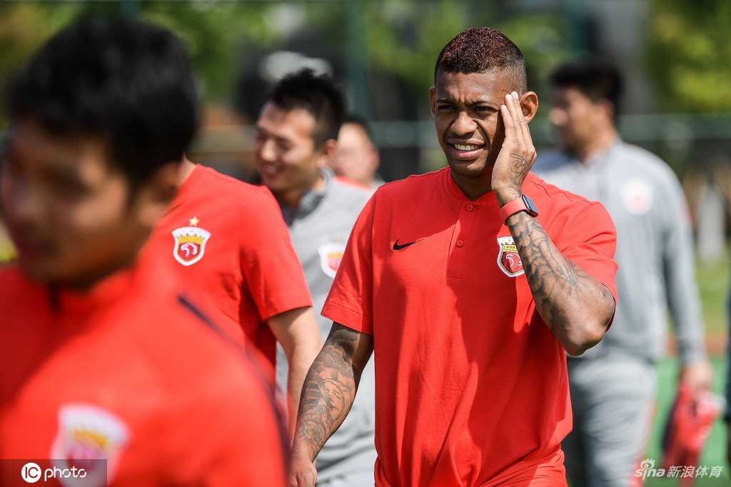 上海海港队拍摄中超新赛季全家福