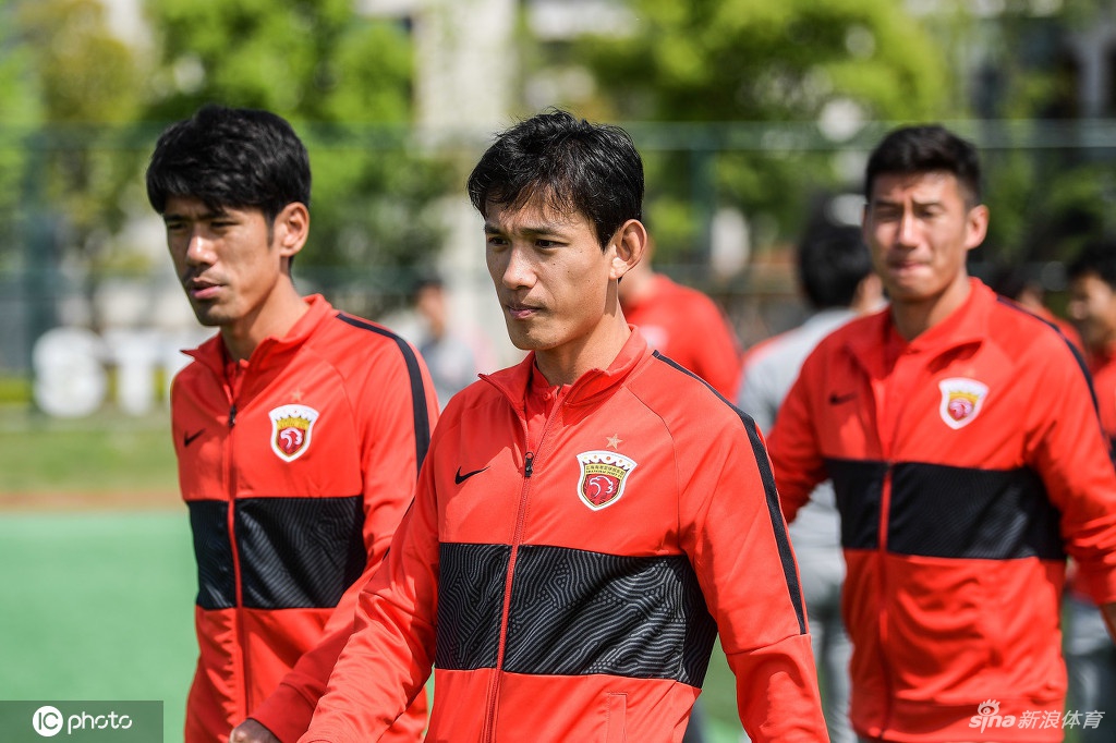 上海海港队拍摄中超新赛季全家福