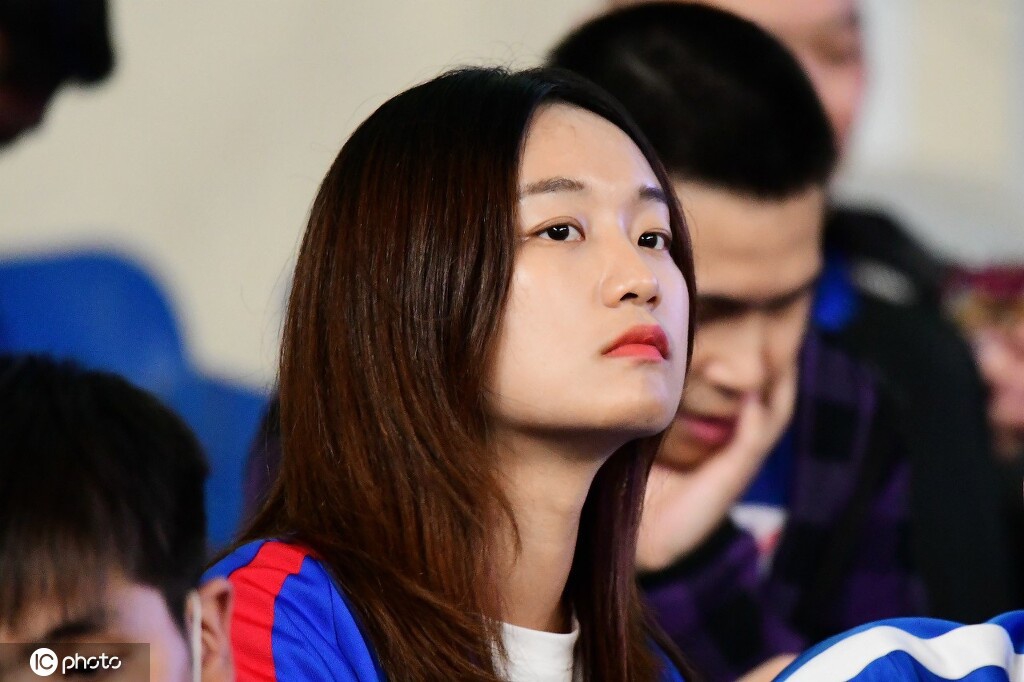 南北佳丽PK！各队女球迷看台观战中超