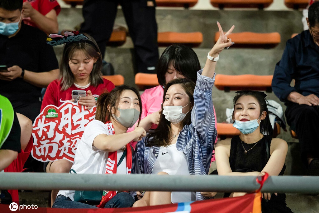 南北佳丽PK！各队女球迷看台观战中超