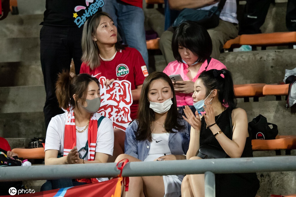 南北佳丽PK！各队女球迷看台观战中超