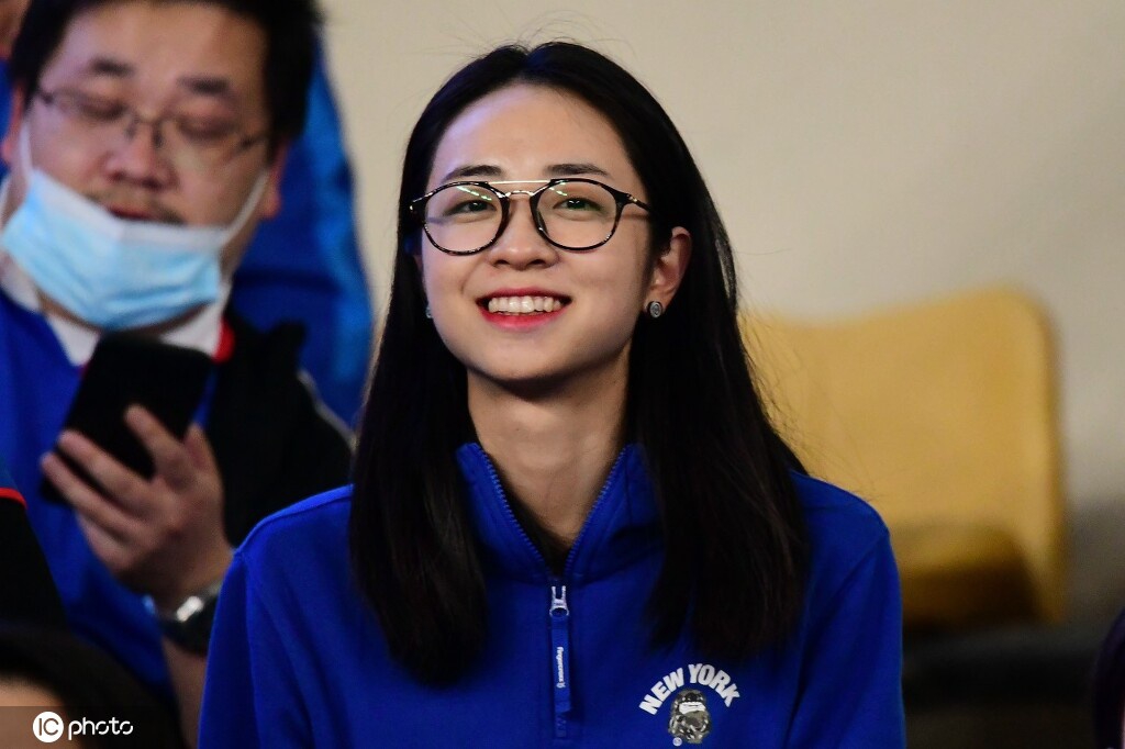 南北佳丽PK！各队女球迷看台观战中超