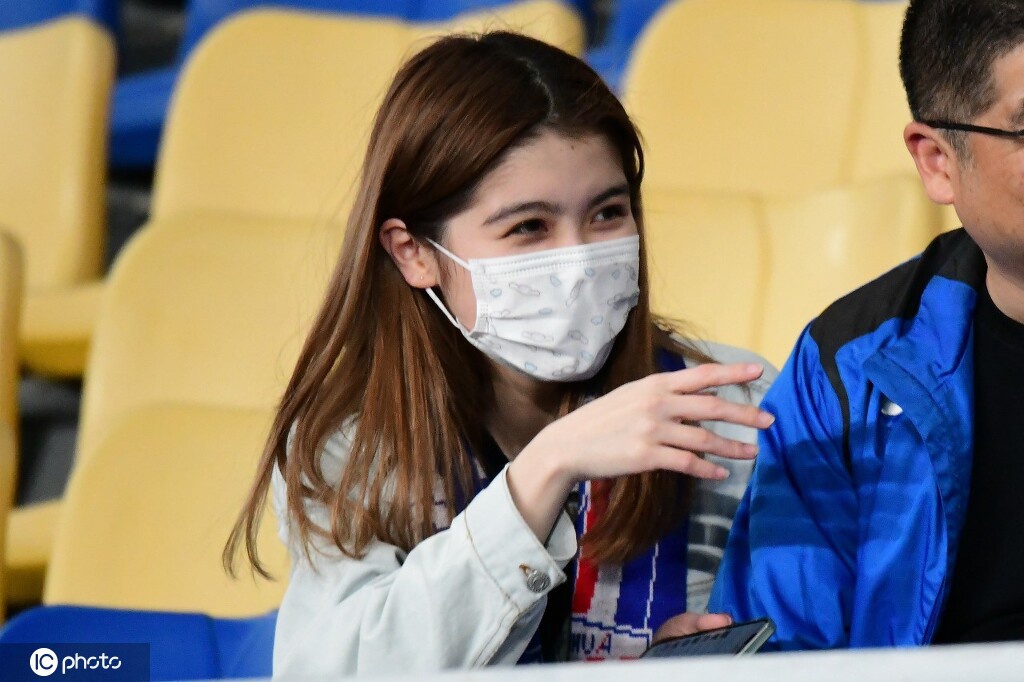 南北佳丽PK！各队女球迷看台观战中超