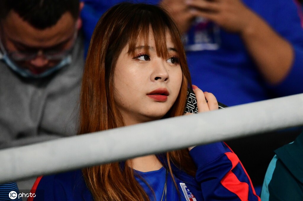 南北佳丽PK！各队女球迷看台观战中超