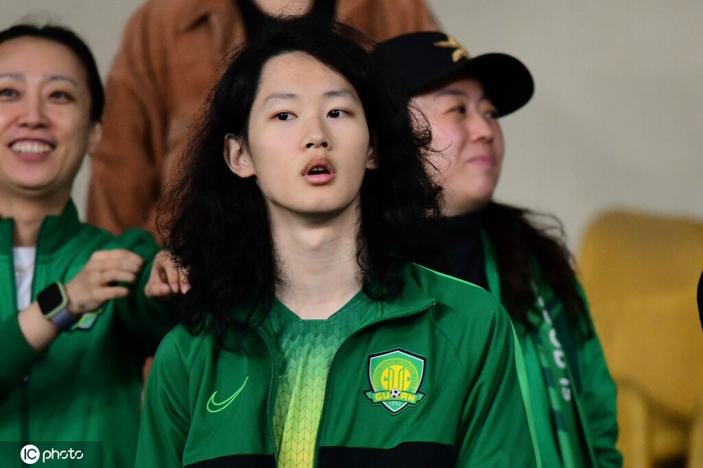 南北佳丽PK！各队女球迷看台观战中超