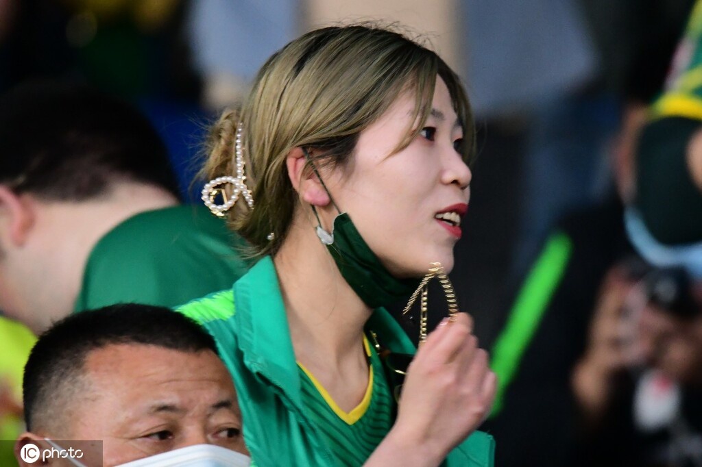 南北佳丽PK！各队女球迷看台观战中超