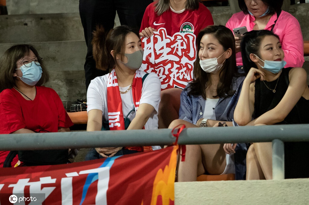 南北佳丽PK！各队女球迷看台观战中超