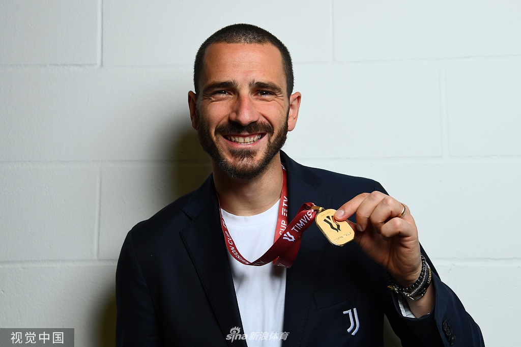 尤文更衣室庆祝拍摄写真 C罗亲吻冠军奖牌