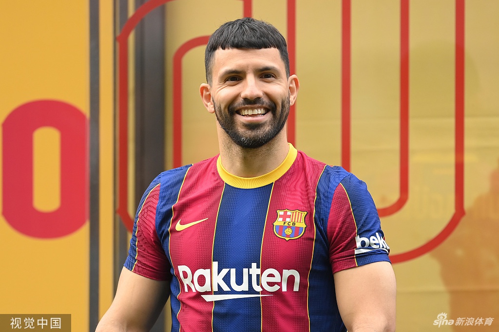 阿圭罗亮相诺坎普 正式与巴萨签约