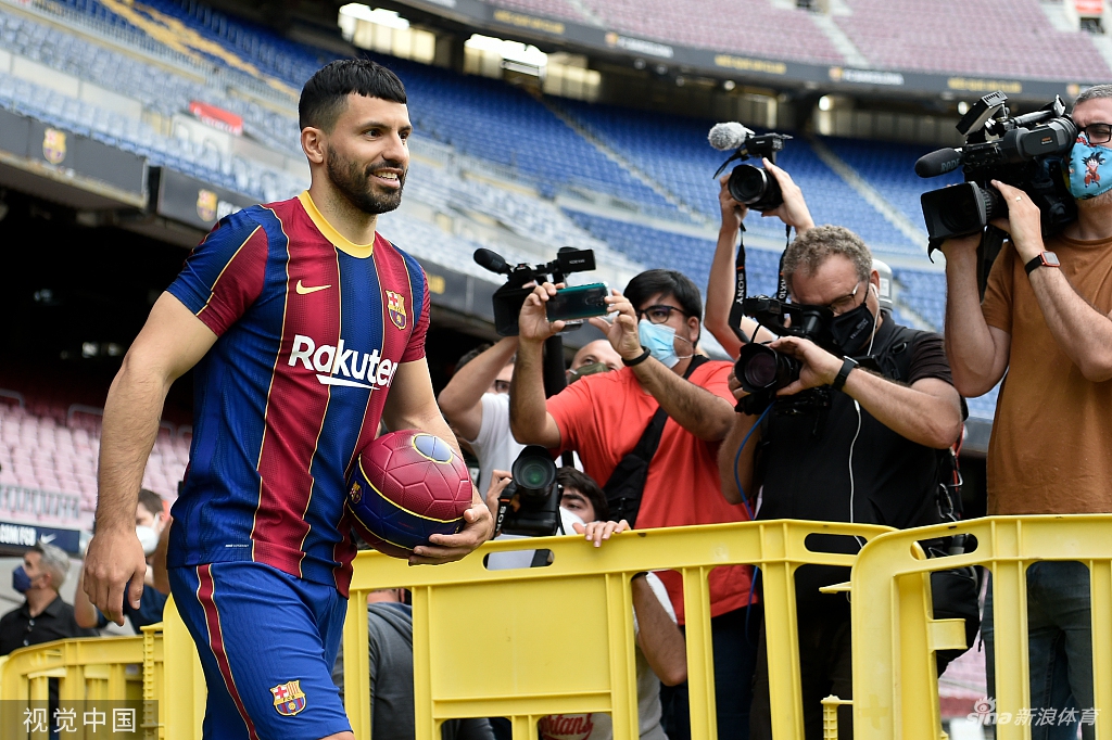 阿圭罗亮相诺坎普 正式与巴萨签约