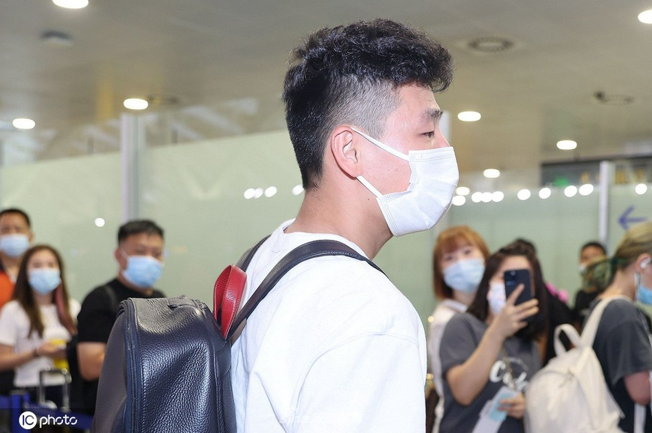 武磊启程前往西班牙 临行前为球迷签名