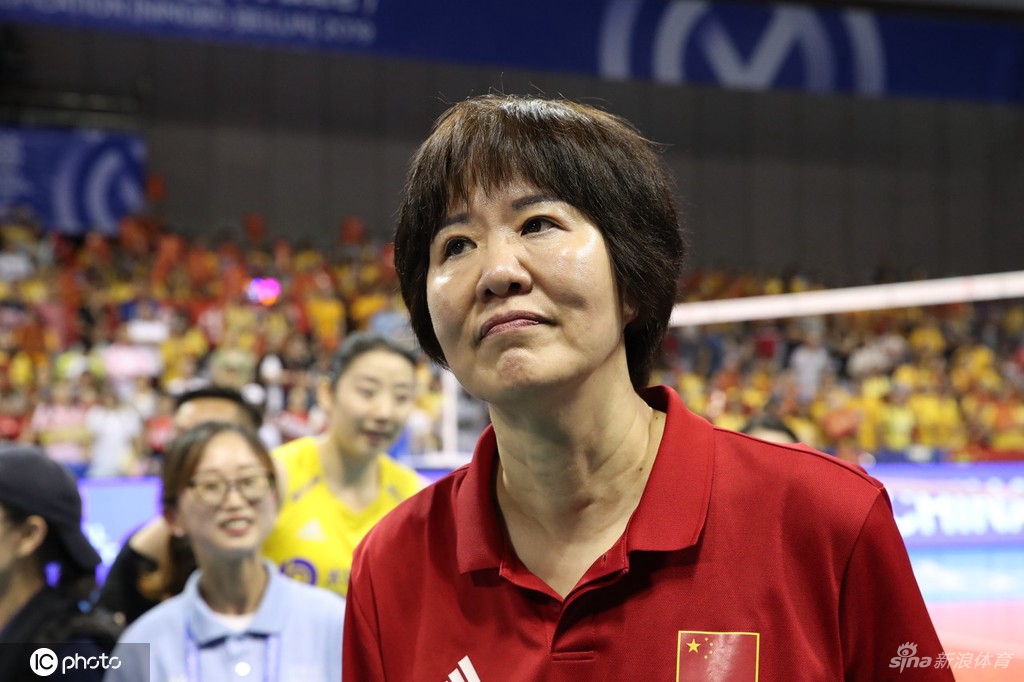 中国女排主教练郎平宣布离任