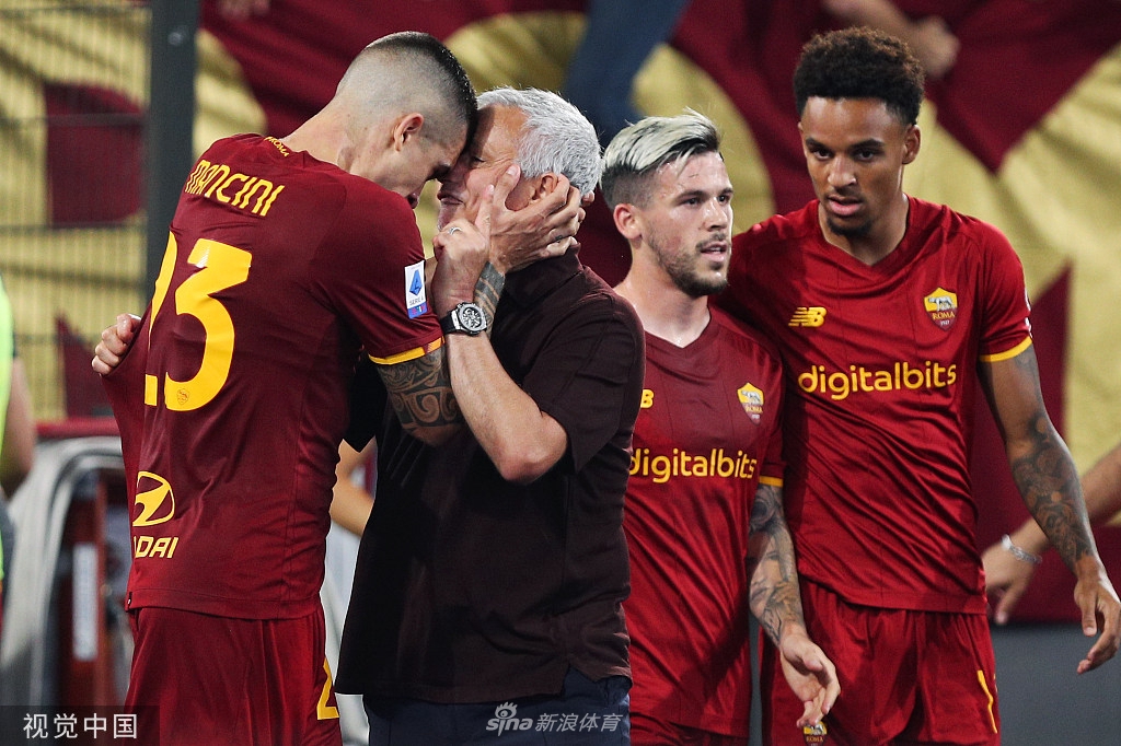 [意甲]罗马2-1萨索洛 沙拉维补时绝杀穆帅狂奔
