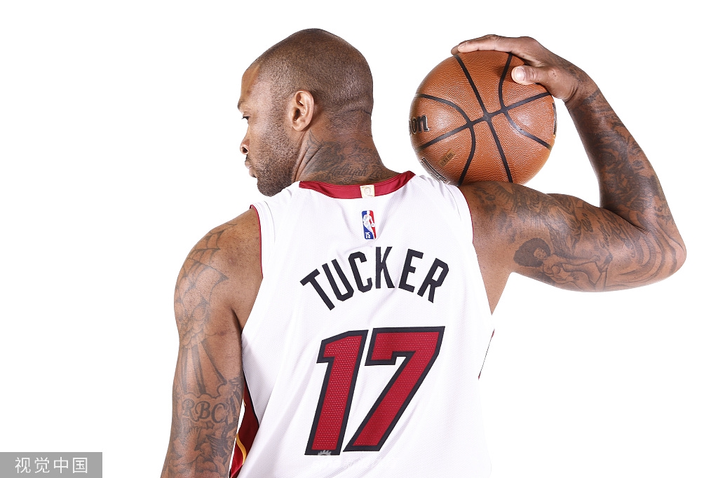 巴特勒引领热火众将拍摄写真