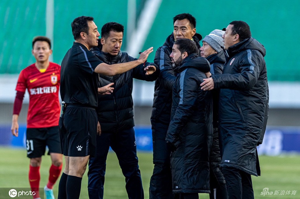 足协杯上海长春爆发激烈冲突 比赛中断8分钟