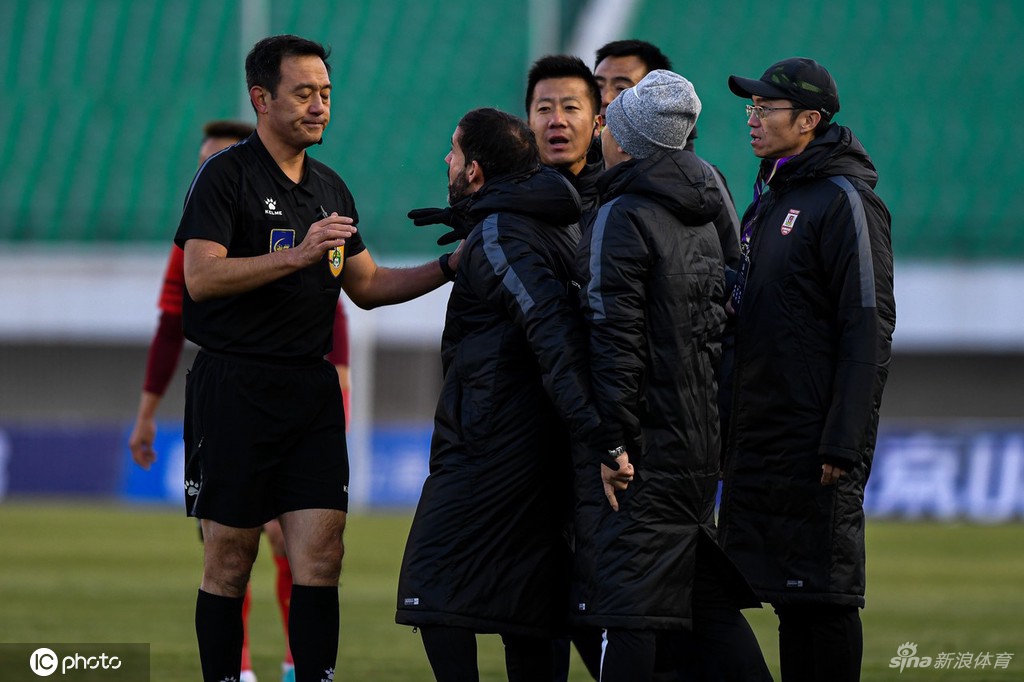 足协杯上海长春爆发激烈冲突 比赛中断8分钟