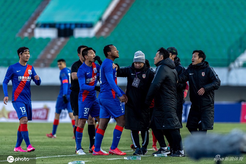 足协杯上海长春爆发激烈冲突 比赛中断8分钟