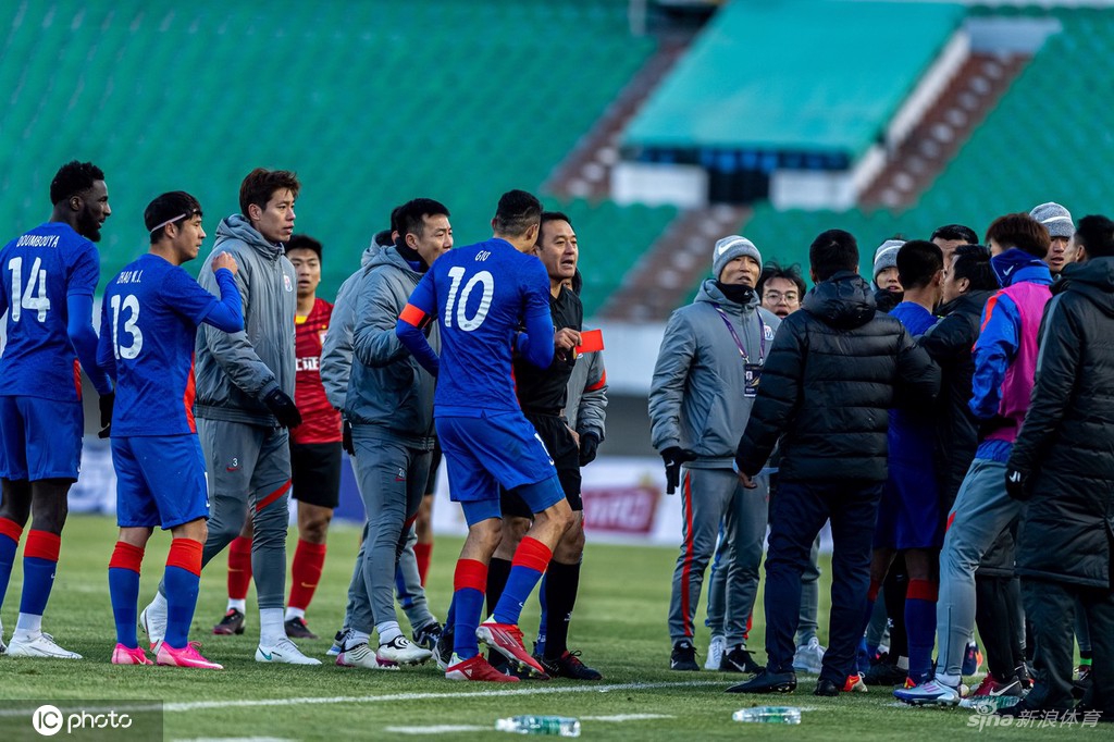 足协杯上海长春爆发激烈冲突 比赛中断8分钟