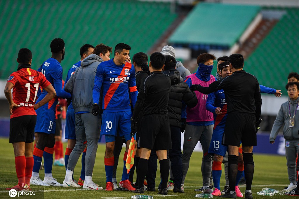 足协杯上海长春爆发激烈冲突 比赛中断8分钟