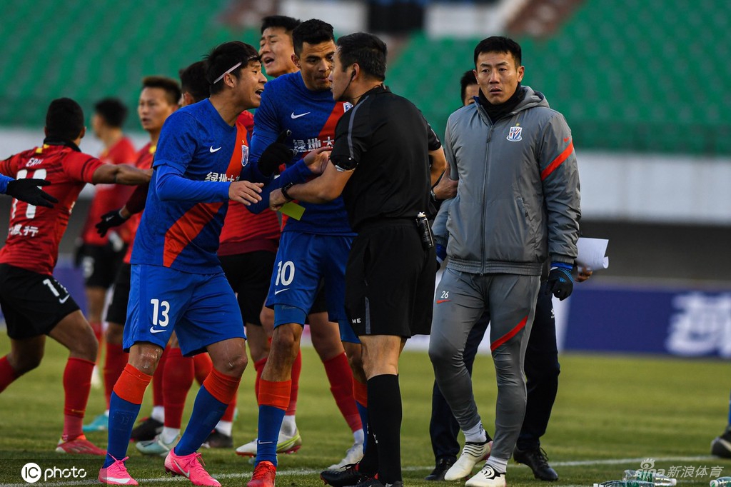 足协杯上海长春爆发激烈冲突 比赛中断8分钟