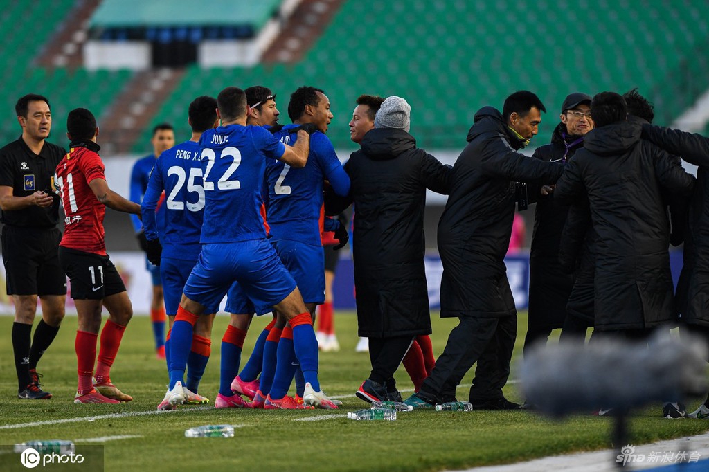 足协杯上海长春爆发激烈冲突 比赛中断8分钟