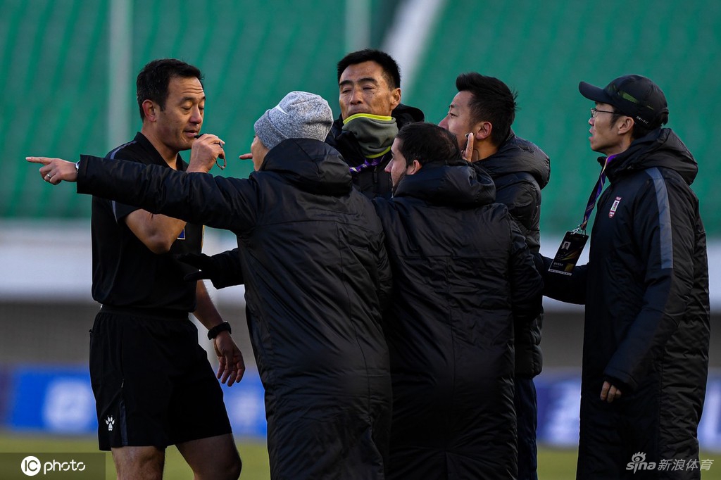 足协杯上海长春爆发激烈冲突 比赛中断8分钟