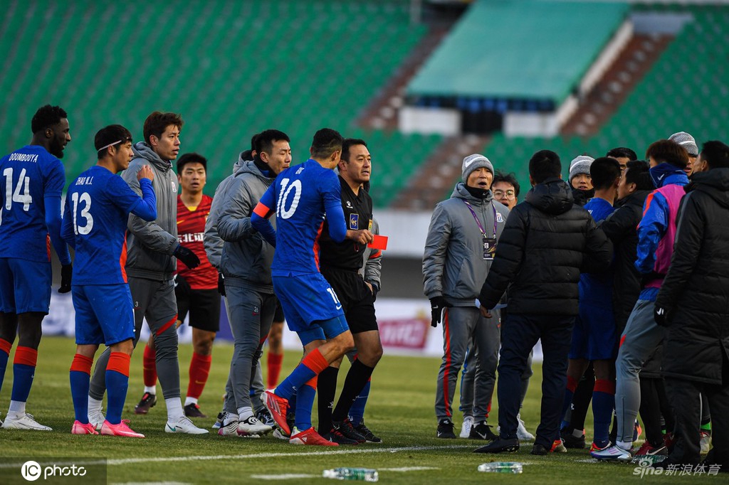 足协杯上海长春爆发激烈冲突 比赛中断8分钟