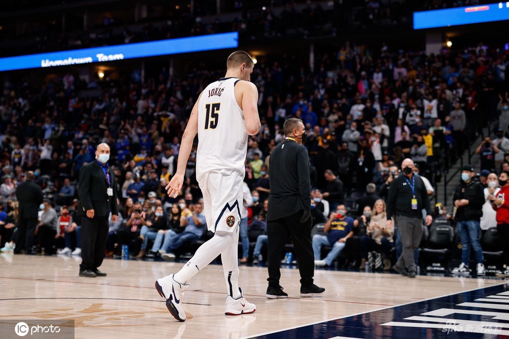 双双被驱逐！莫里斯肘击约基奇被撞翻倒地