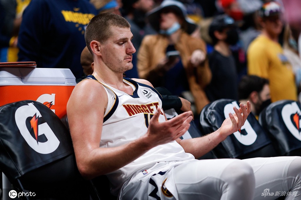 双双被驱逐！莫里斯肘击约基奇被撞翻倒地