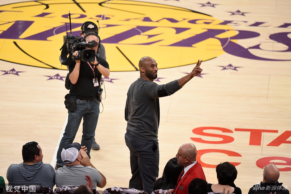 永远的曼巴！两年前的今天科比携女儿观战湖人